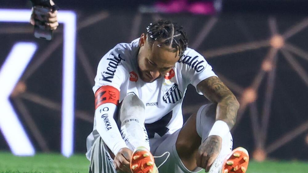 Neymar chora após goleada do Vasco sobre o Santos no Morumbi