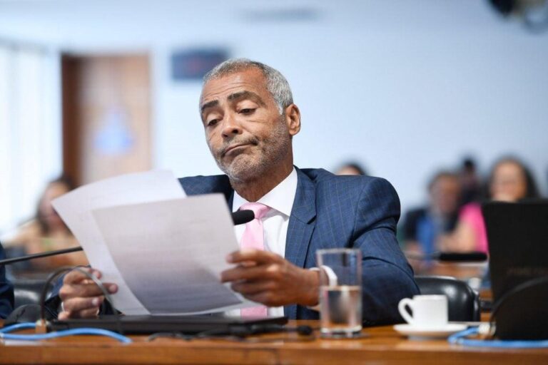 Romário não rompe com Bolsonaro e não cede à pressão por impeachment de Moraes