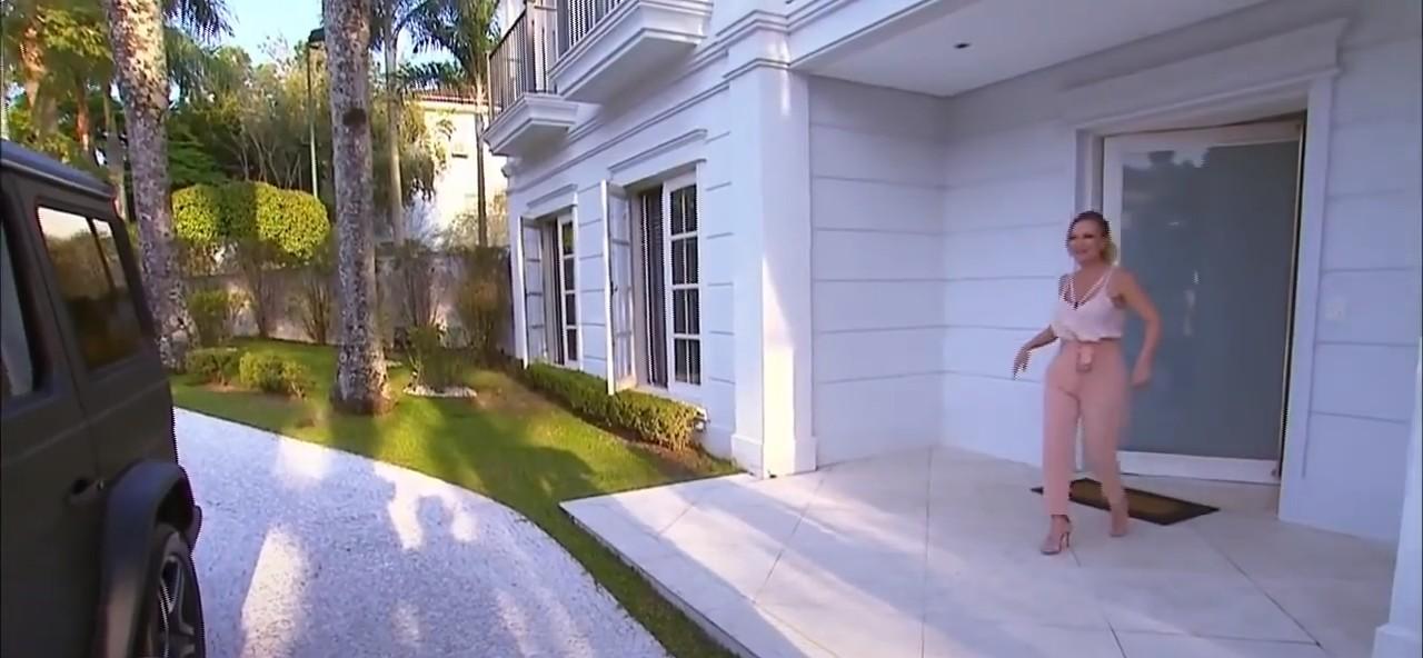 Entrada da mansão de Eliana, em Alphaville