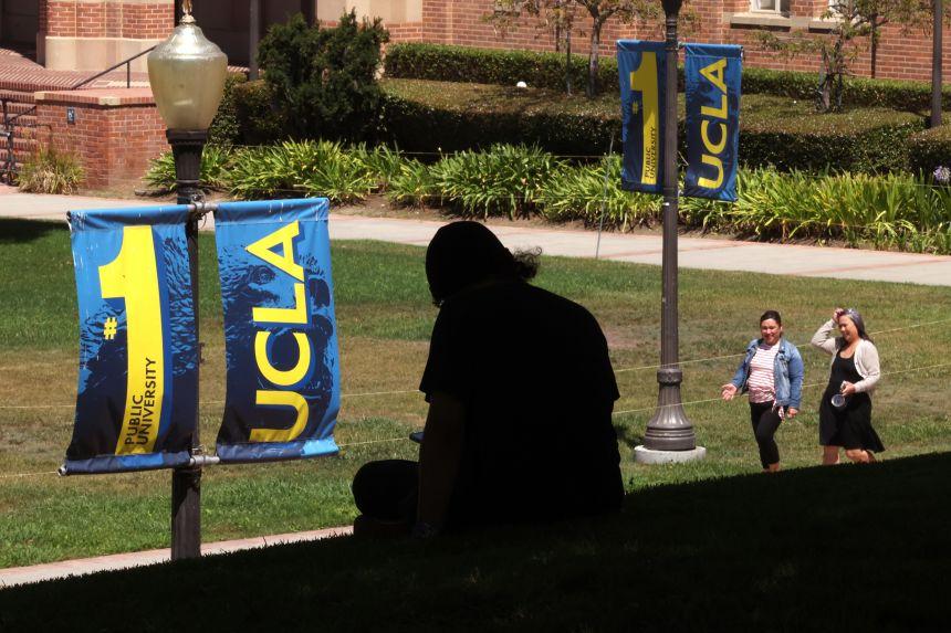 Estudante descansando à sombra no campus da UCLA