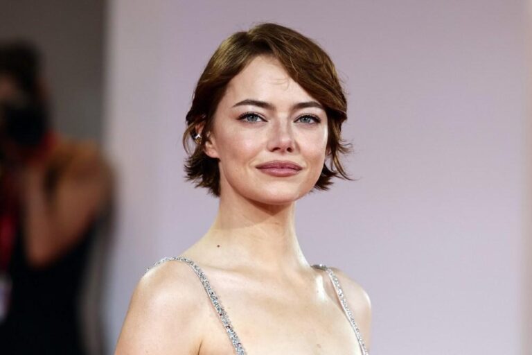 Emma Stone Brilha na Premiere de “Bugonia” durante o Festival de Veneza