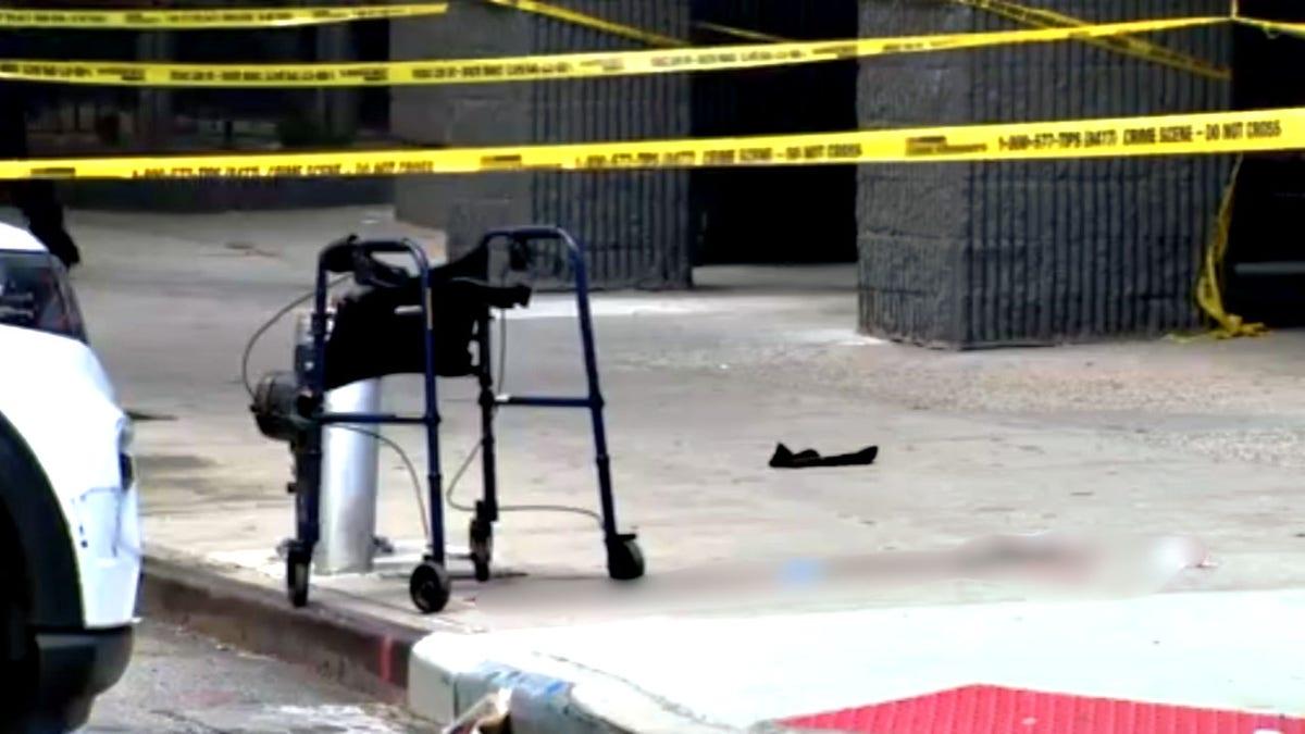 Caminhante em uma rua de Nova York em uma cena de crime.