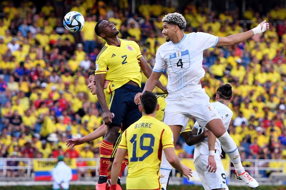 Carlos Cuesta, da Colômbia, contra o Uruguai