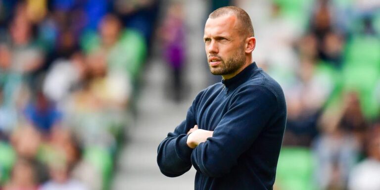 Heitinga Faz Mudanças Surpreendentes na Escalação do Ajax para Enfrentar o Heracles Almelo