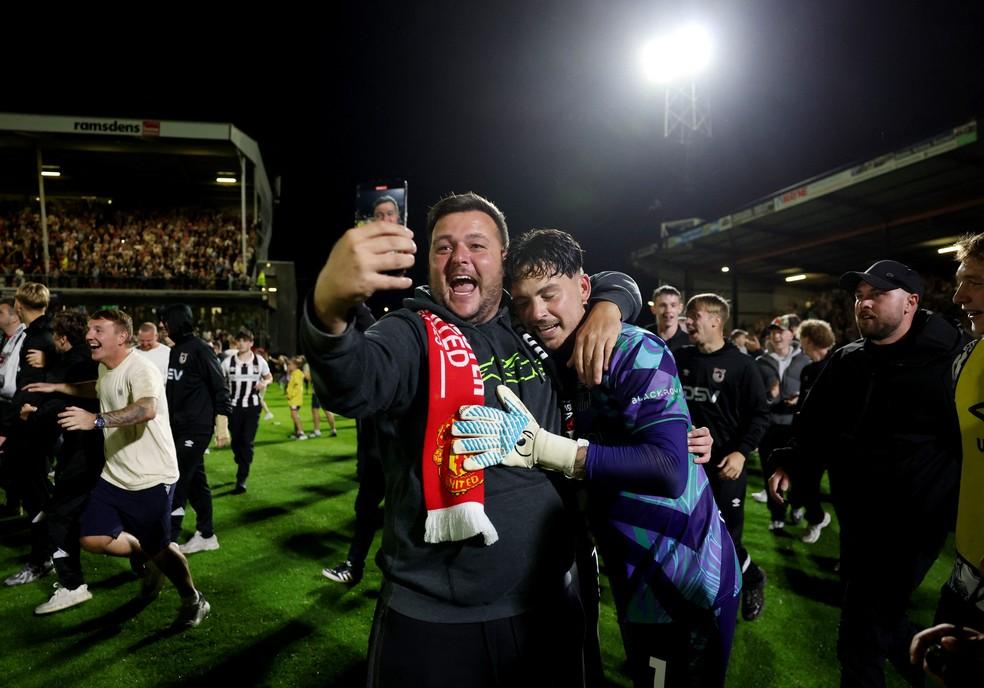 Torcedor do Grimsby Town abraça o goleiro Christy Pym na comemoração da vitória sobre o Manchester United