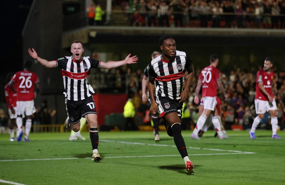 Tyrell Warren comemora o segundo gol do Grimsby Town contra o Manchester United