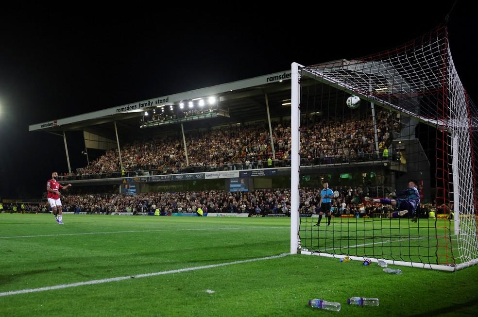 Bryan Mbeumo perde o pênalti que eliminou o Manchester United na Copa da Liga Inglesa