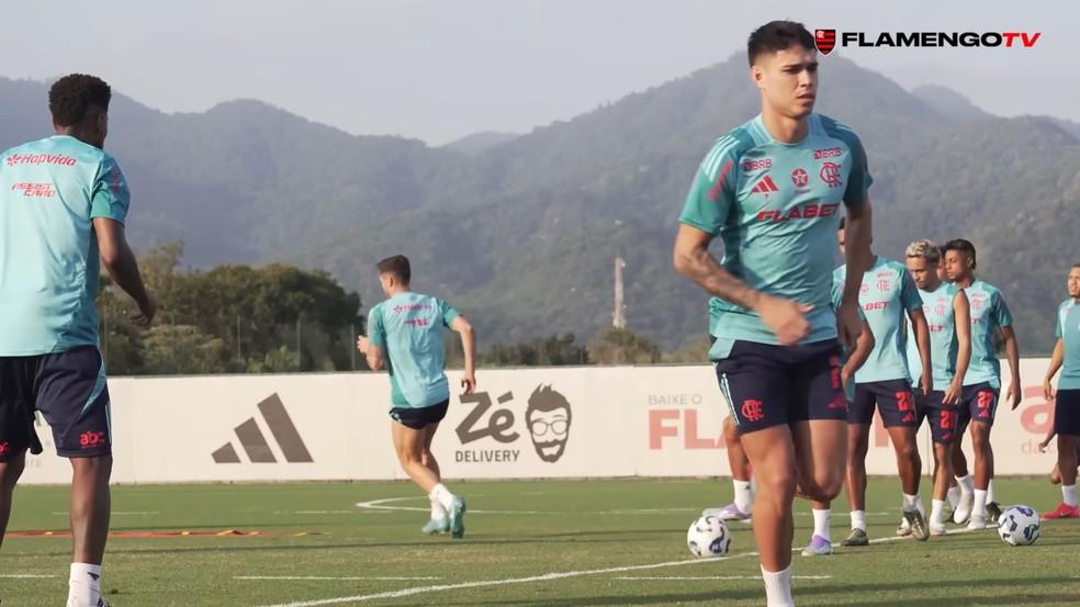 Luiz Araújo em ação no treino do Flamengo