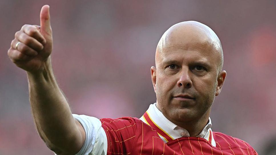 Arne Slot mostrando sinal positivo