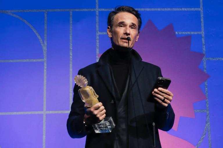 Rodrigo Santoro recebe o prêmio Kikito de Cristal no Festival de Gramado