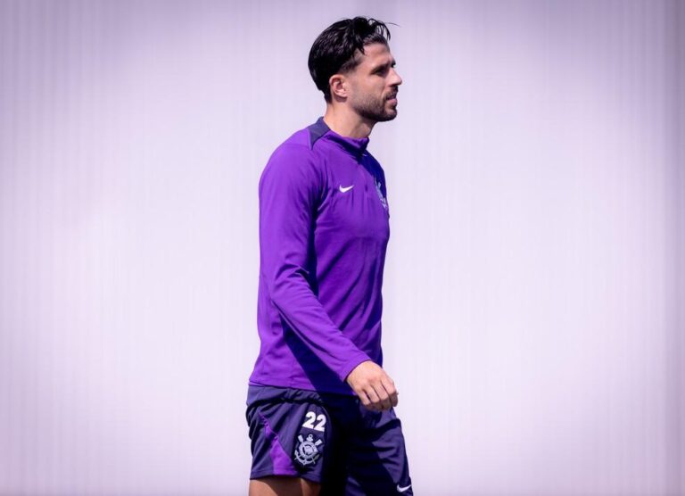 Corinthians Busca Negociar Héctor Hernández Após Desempenho Inconsistente