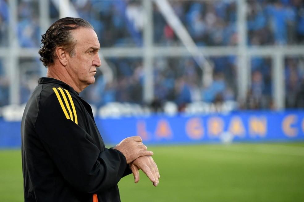 Cuca observa o time no jogo entre Godoy Cruz e Atlético-MG