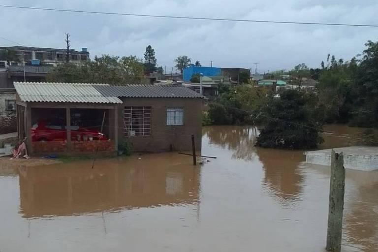 Casa parcialmente submersa em água de inundação