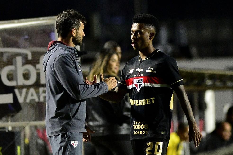 Marcos Antônio, do São Paulo, deixa o gramado com dores na coxa esquerda