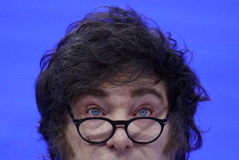 Escândalos de corrupção ameaçam governo de Javier Milei na Argentina