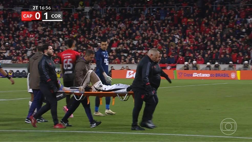 Matheuzinho deixa campo de maca após lesão em Athletico-PR x Corinthians