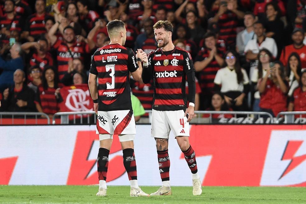 Léo Ortiz e Léo Pereira comemoram gol em Flamengo x Mirassol