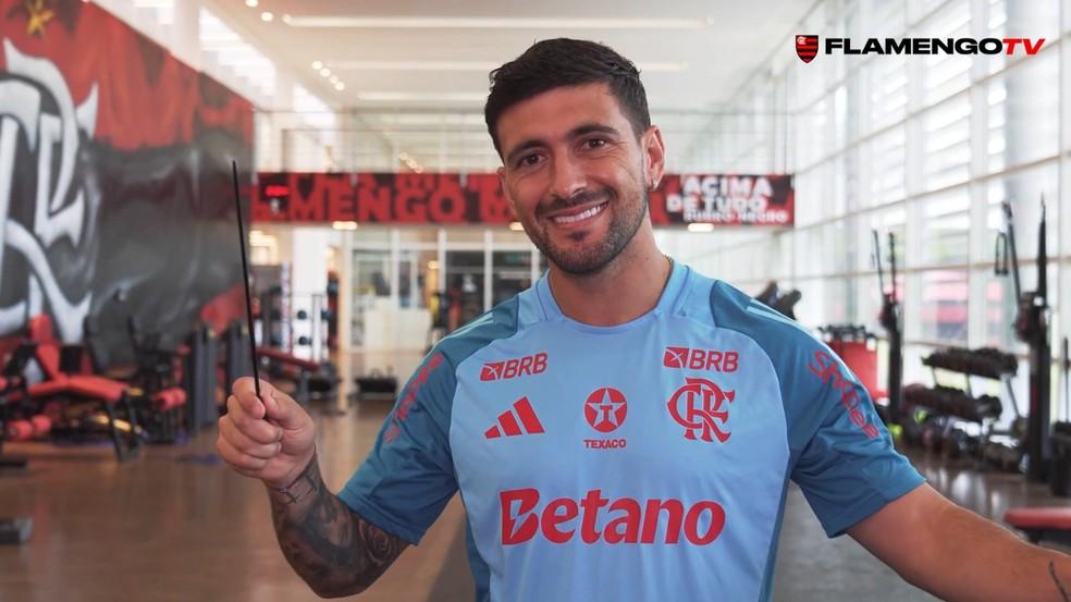 Arrascaeta com a batuta de maestro que ganhou do Flamengo — Foto: Reprodução / FlamengoTV