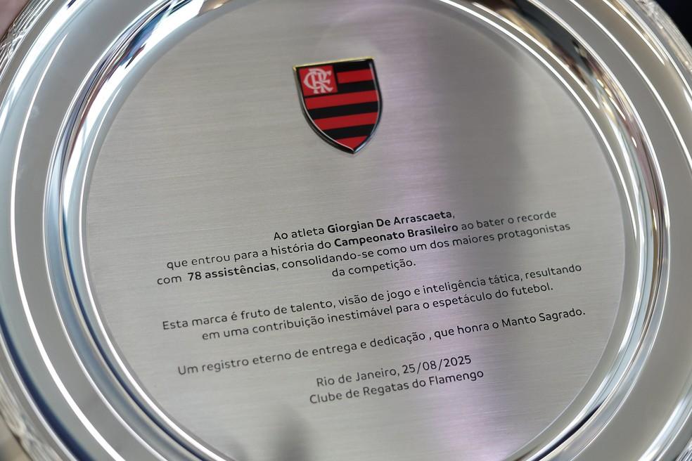 Prato entregue pelo Flamengo a Arrascaeta pelo recorde de assistências no Brasileirão — Foto: Gilvan de Souza / Flamengo