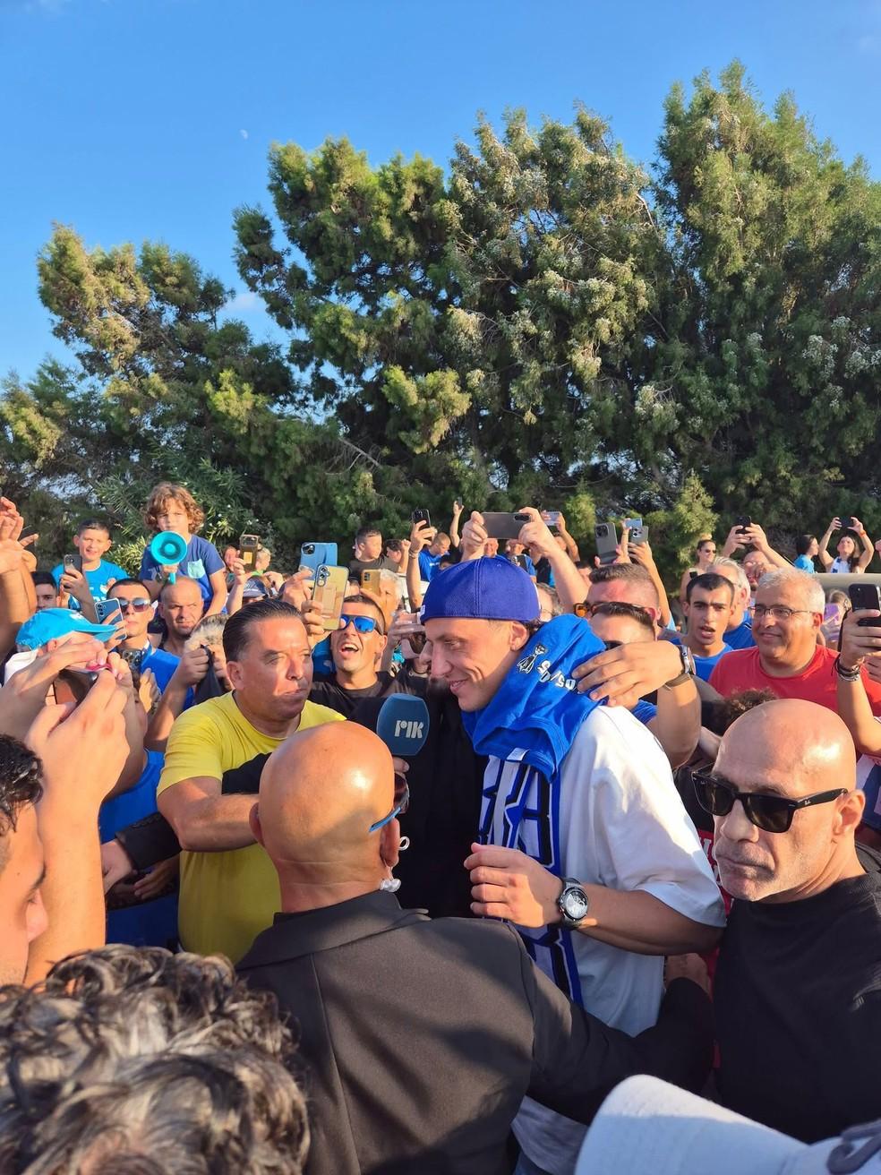 David Luiz é recebido com festa na chegada ao Chipre para assinar com Pafos FC