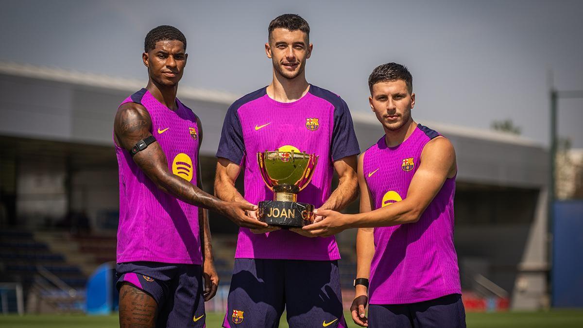Joan Garcia, Marcus Rashford e Roony Bardghji posam com o Troféu Joan Gamper.
