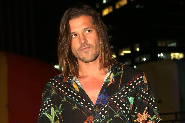 Dado Dolabella em ambiente urbano à noite