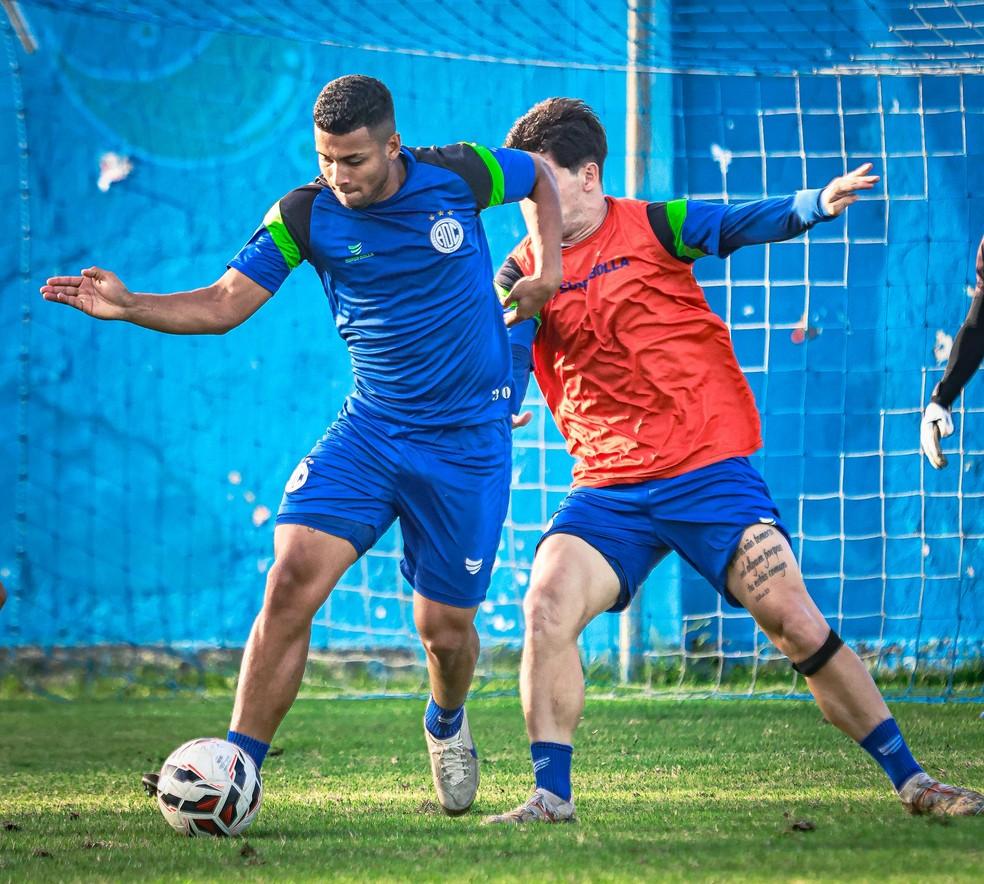 Elenco do Confiança treina antes de duelo contra o Retrô