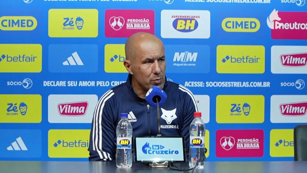Técnico Leonardo Jardim em coletiva no Mineirão