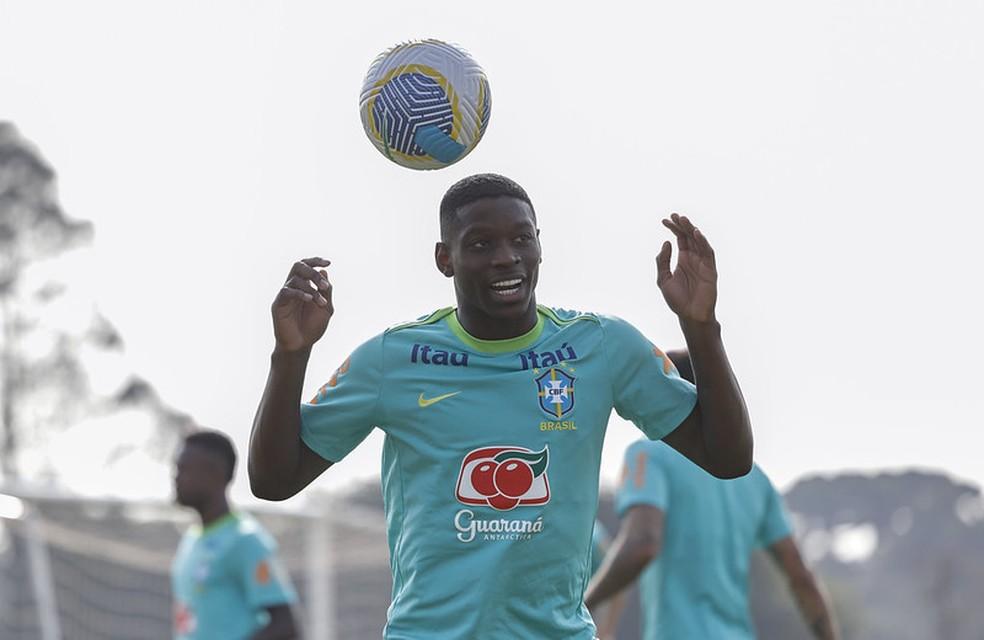 Luiz Henrique em treino da seleção brasileira em Curitiba