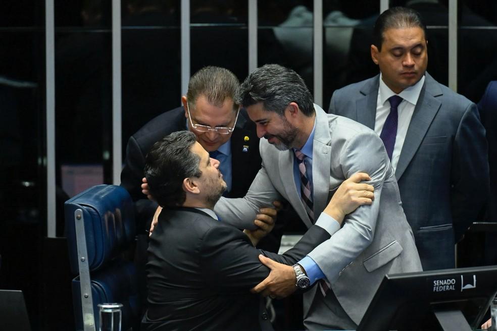 Presidente David Alcolumbre retoma a cadeira da presidência após protesto de senadores bolsonaristas.