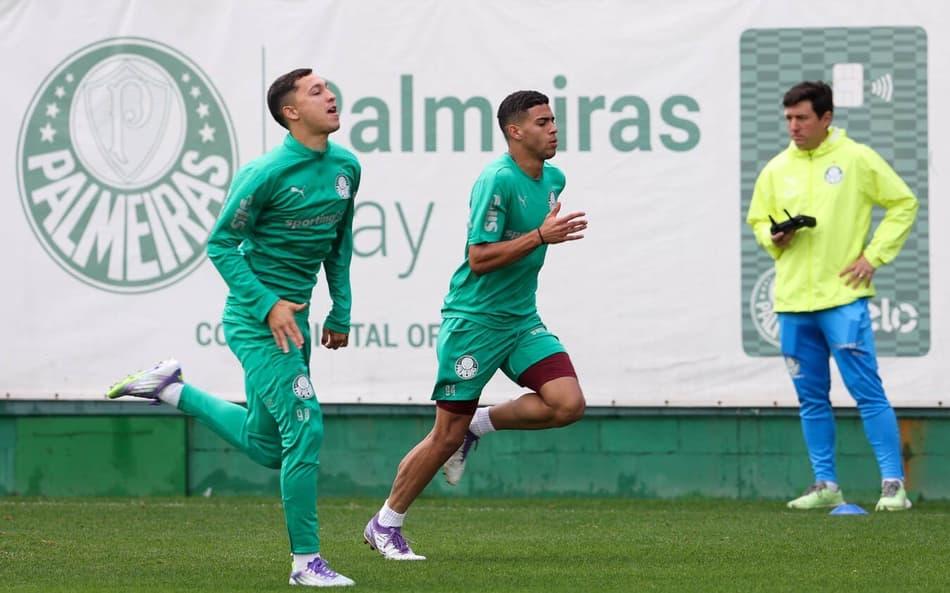 Jogadores Thalys e Arthur durante treinamento na Academia de Futebol