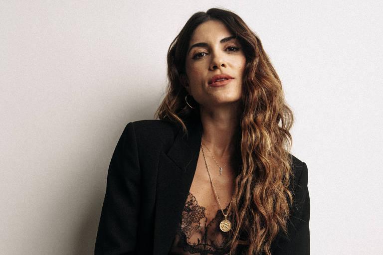 Pâmela Lucciola em blazer preto e blusa marrom