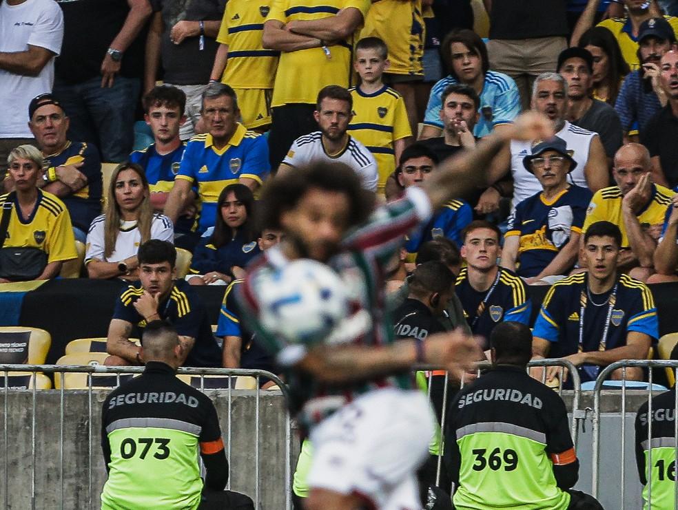 Marcelo chuta a bola na final da Libertadores do Fluminense com torcida do Boca ao fundo