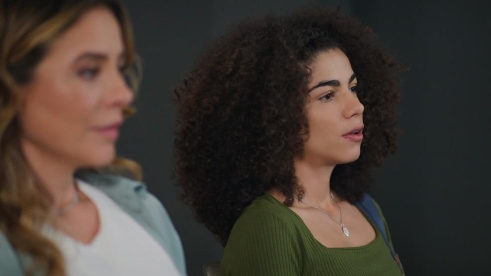 Durante uma reunião do AA, Ana Clara se aproxima de Heleninha, em 'Vale tudo'.