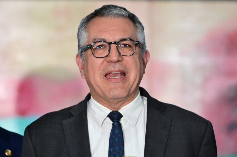 Cancelar vistos de mulher e filha de Padilha: Implicações políticas e sociais