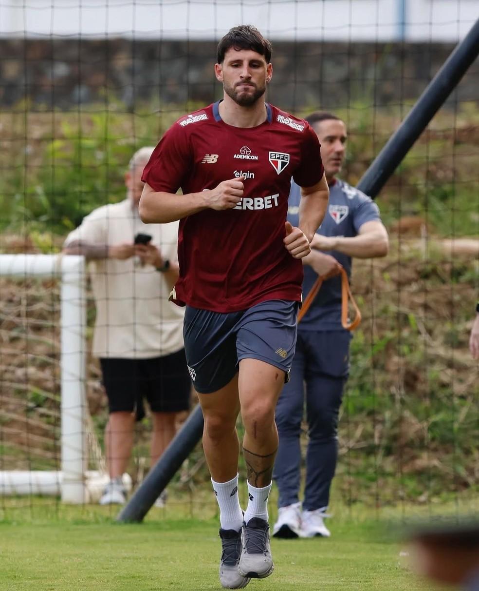 Calleri em treino do São Paulo em Medellín