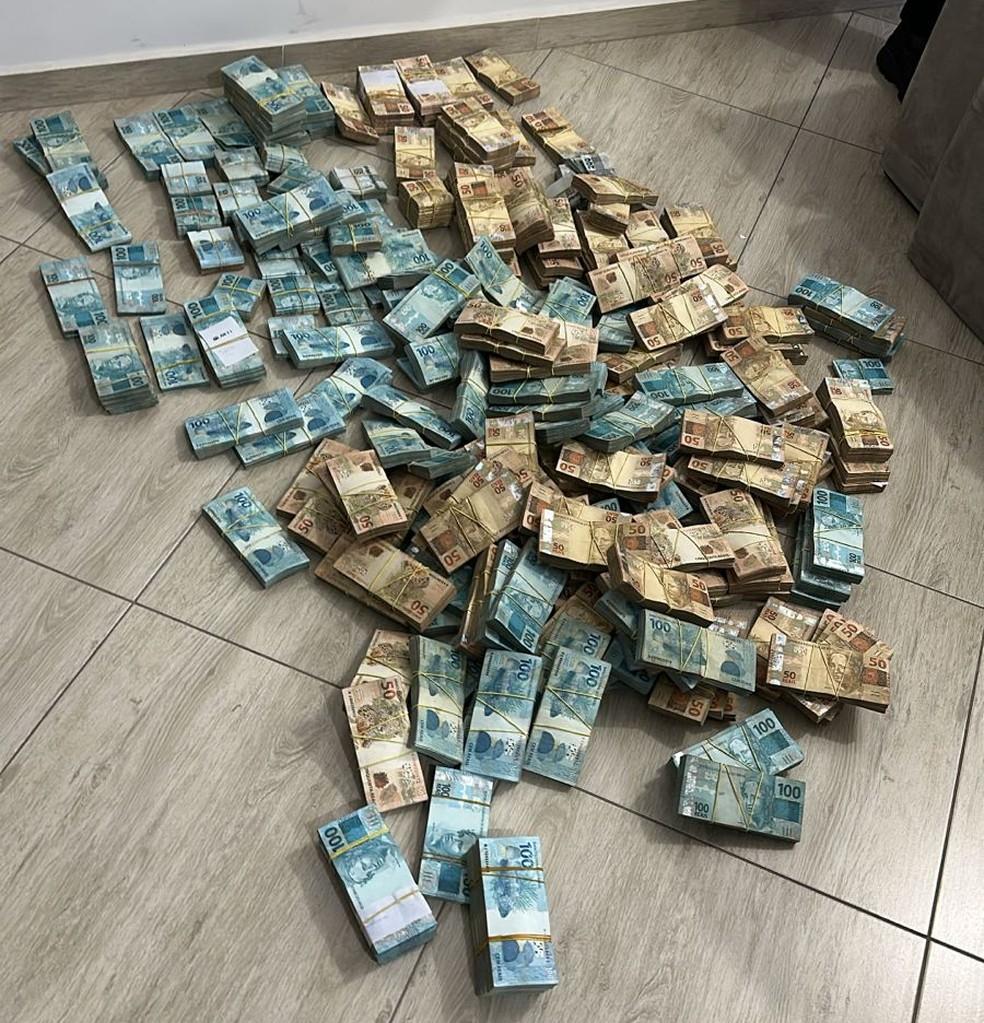 Dinheiro apreendido pela Polícia Federal com empresário de Santo André relacionado a esquema de corrupção.