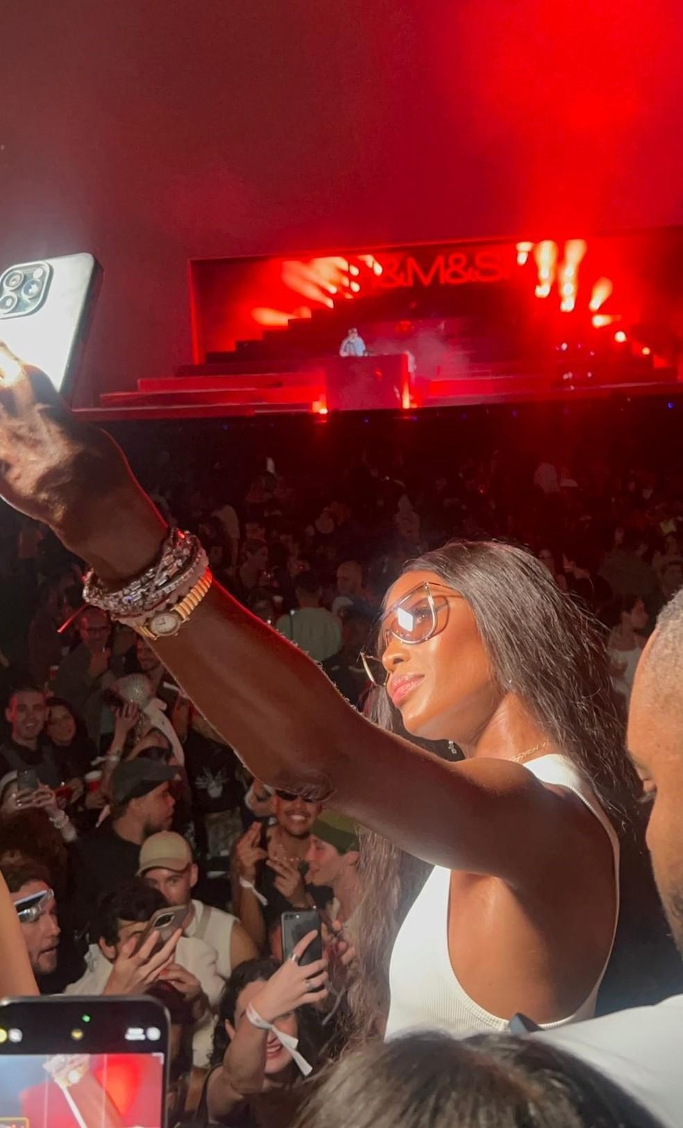 Naomi Campbell interage com fãs em festa em São Paulo