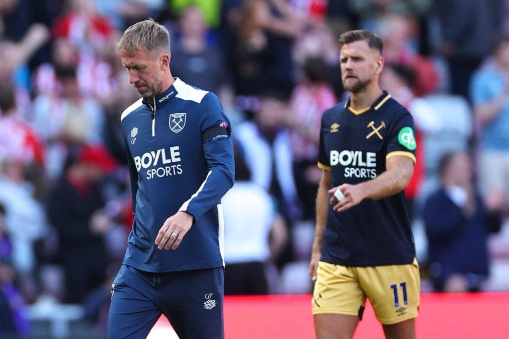 Treinador do West Ham, Graham Potter, e o atacante Niclas Fullkrug saem de campo desanimados após derrota para Sunderland.
