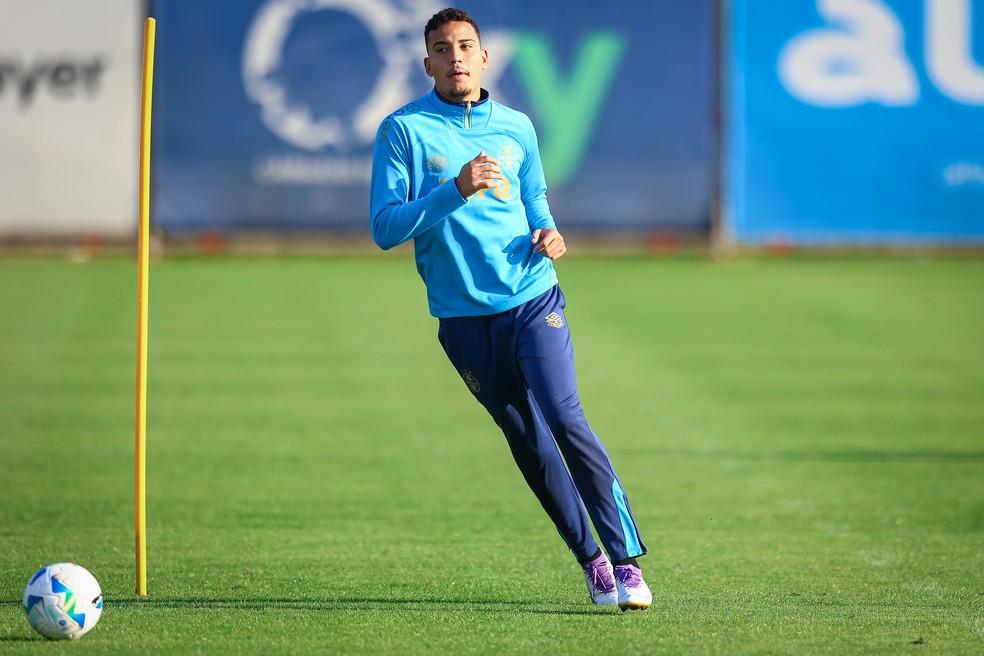 Gustavo Martins em treinamento do Grêmio