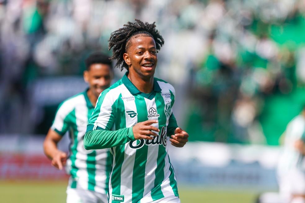 Ênio comemora gol pelo Juventude