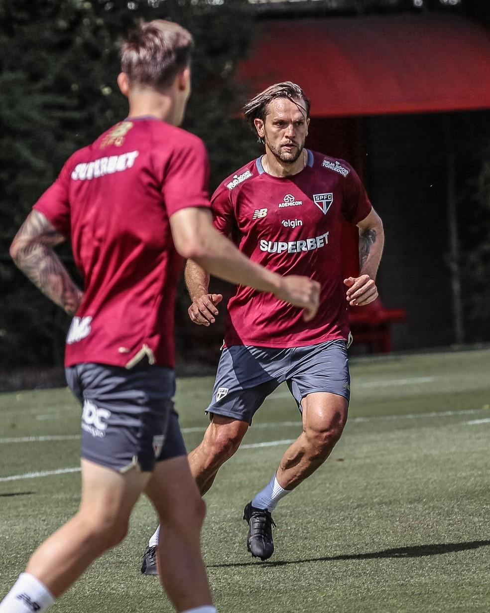 Rafael Tolói treina com o elenco do São Paulo