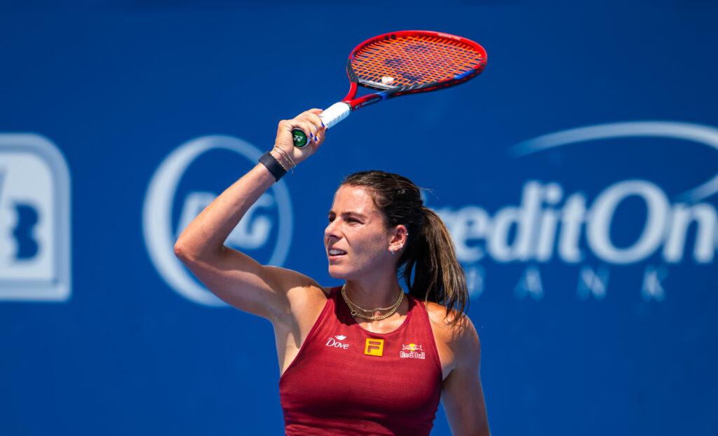 Emma Navarro em ação contra Ella Seidel na segunda rodada do Cincinnati Open