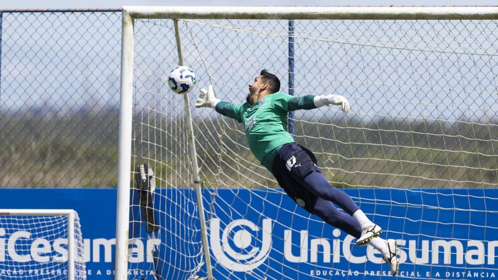 Goleiro João Paulo durante treino do Bahia