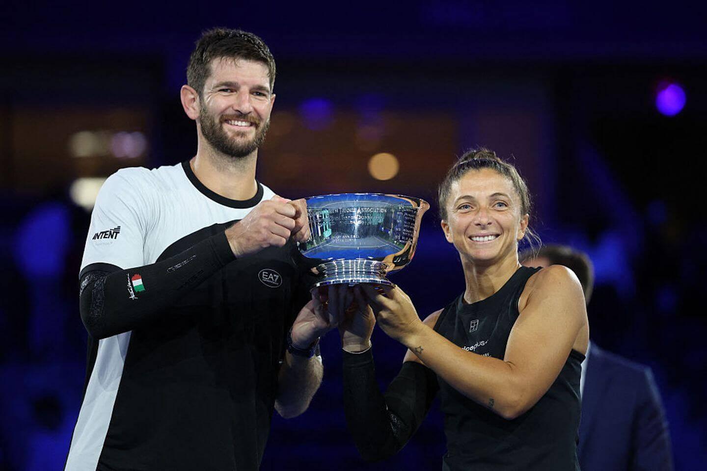 Errani e Vavassori recebem o troféu do campeonato com fogos de artifício ao fundo.