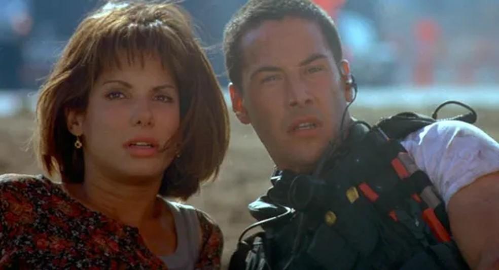 Keanu Reeves e Sandra Bullock no filme 'Velocidade Máxima'