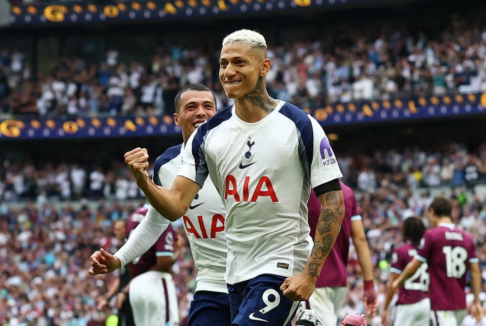 Richarlison celebra após marcar contra o Burnley