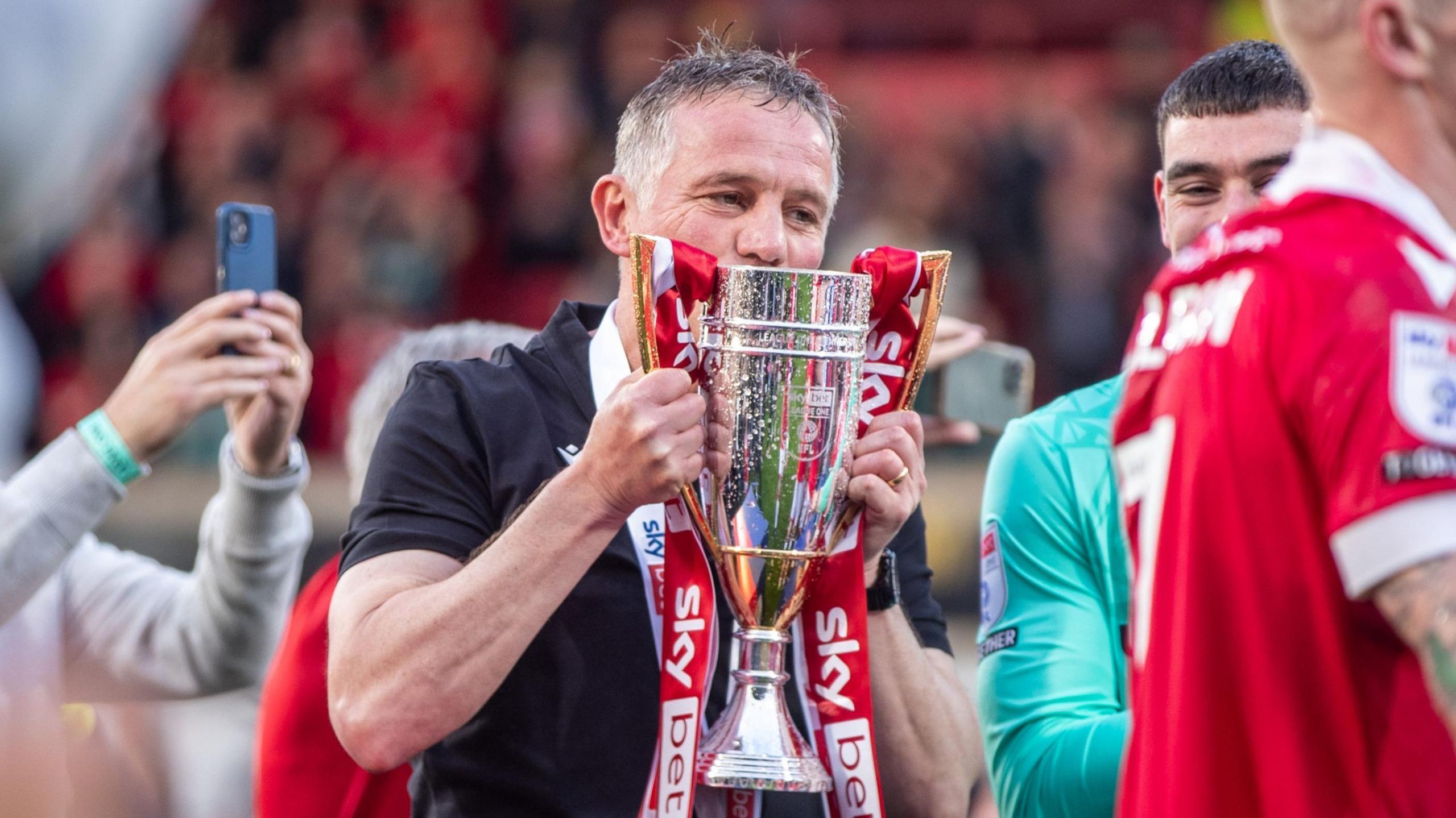 Wrexham manager Phil Parkinson celebra com o troféu da League One