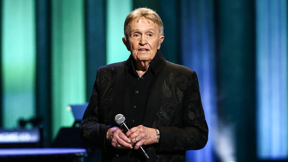 Bill Anderson se apresentando no Grand Ole Opry em 2021