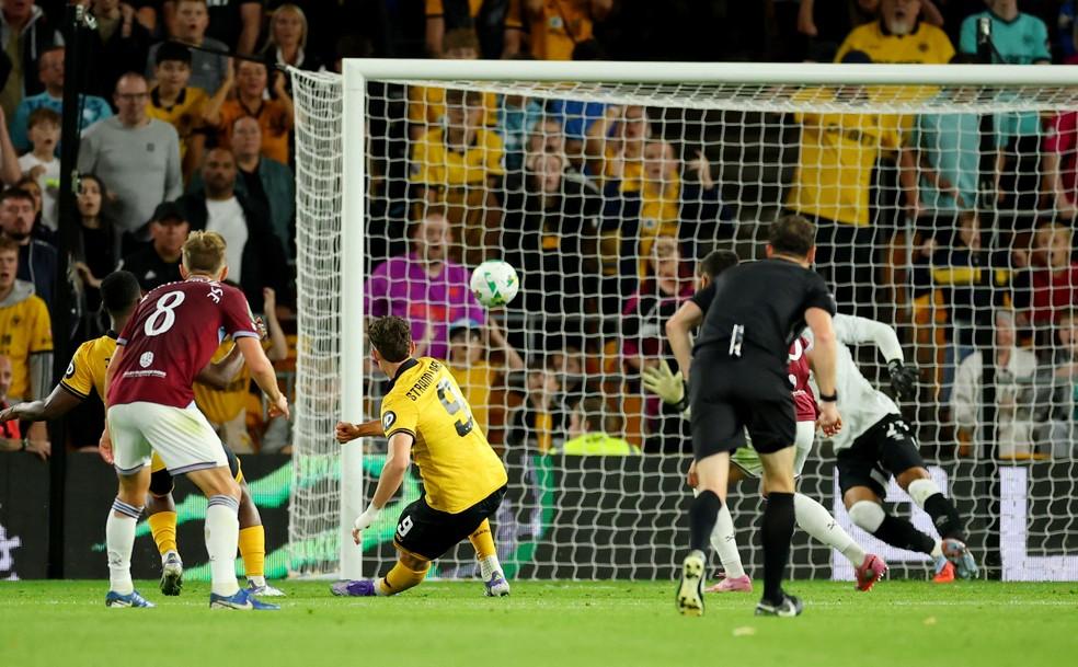 Strand Larsen marca um dos gols do Wolverhampton na vitória sobre o West Ham